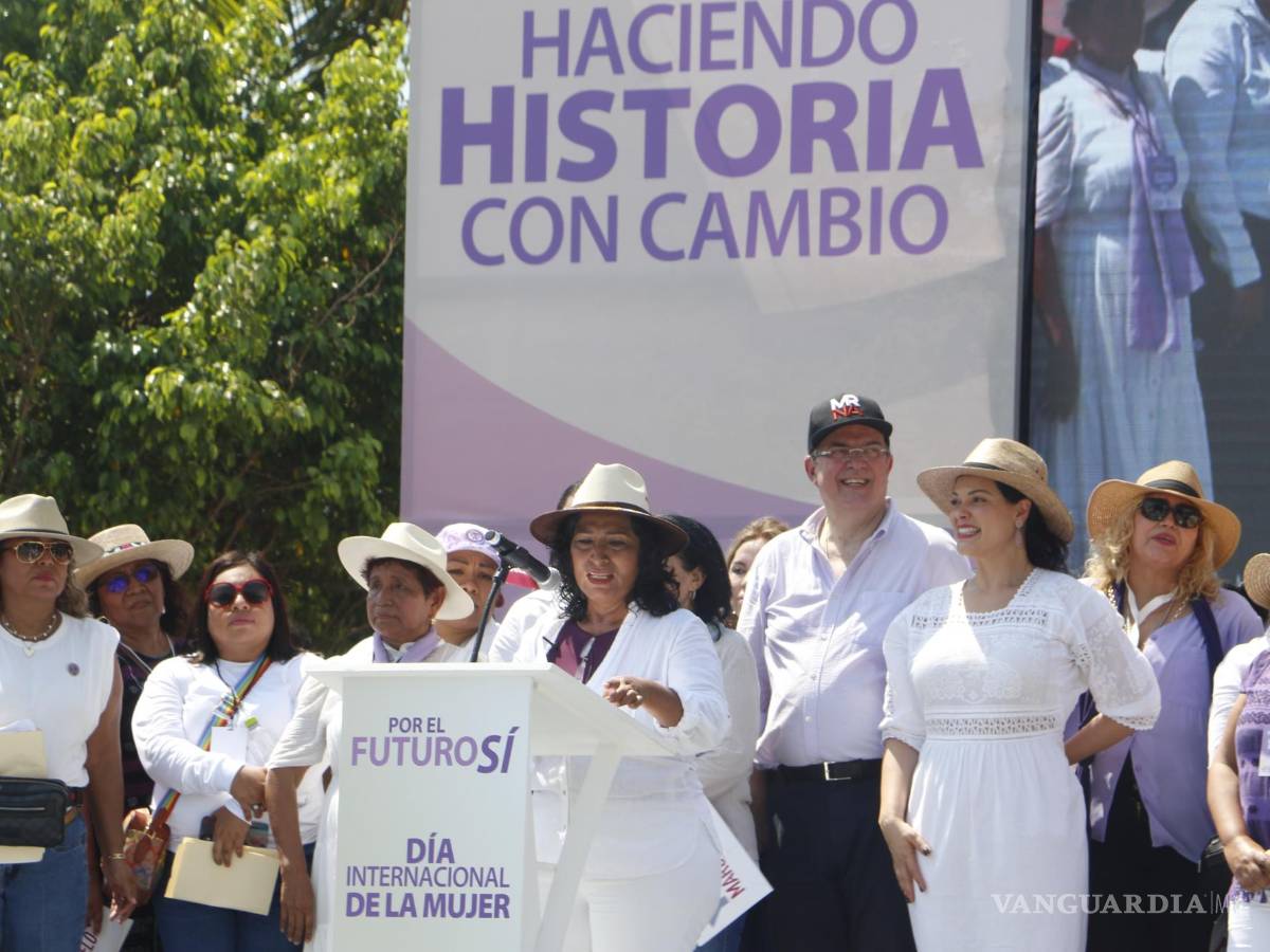 $!La alcaldesa de Acapulco, Abelina López, presidió el contingente y se pronunció en favor de la figura del canciller.