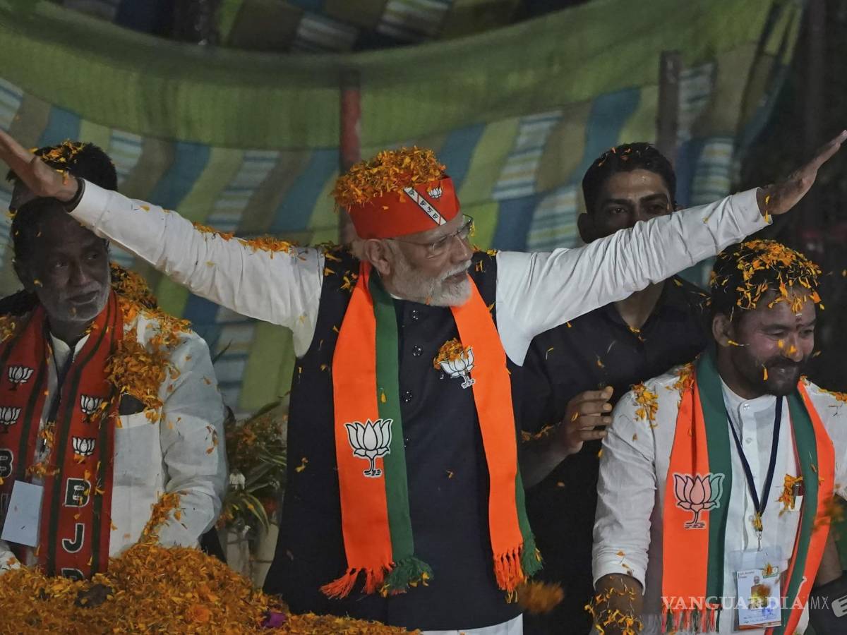 $!El primer ministro indio, Narendra Modi, saluda a sus seguidores cuando llega a un mitin de campaña electoral de su partido en Hyderabad, India.