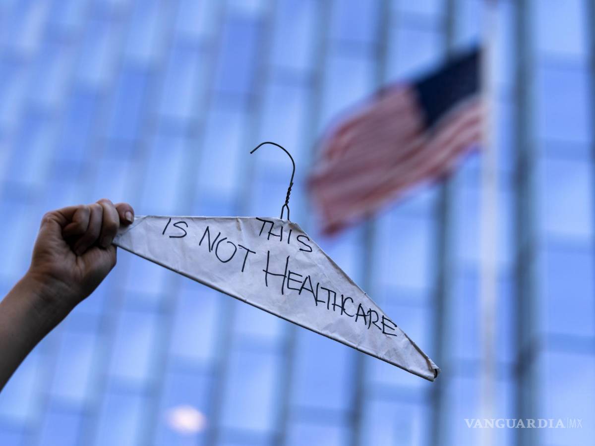 $!Una mujer sostiene un gancho de ropa para simbolizar los abortos ilegales y peligrosos.