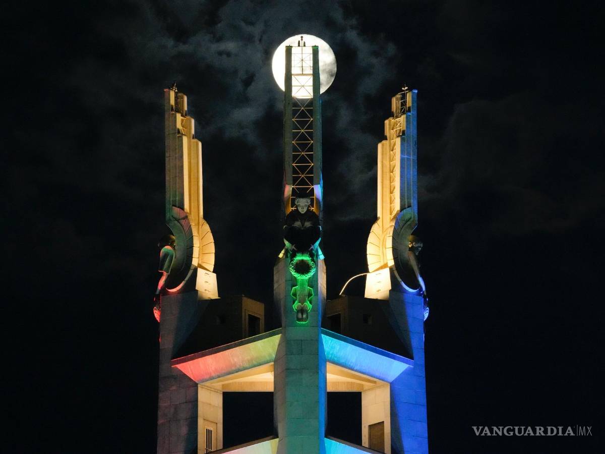 $!La luna llena se eleva sobre el Santuario Conmemorativo de Quezon en la ciudad de Quezon, Filipinas, el jueves 14 de julio de 2022.