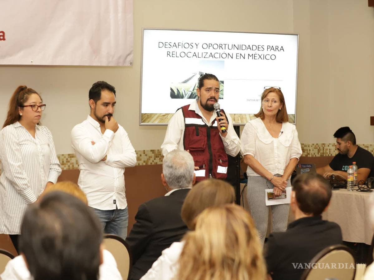 $!Los liderazgos de Morena en la localidad acompañaron a Clouthier en su conferencia.