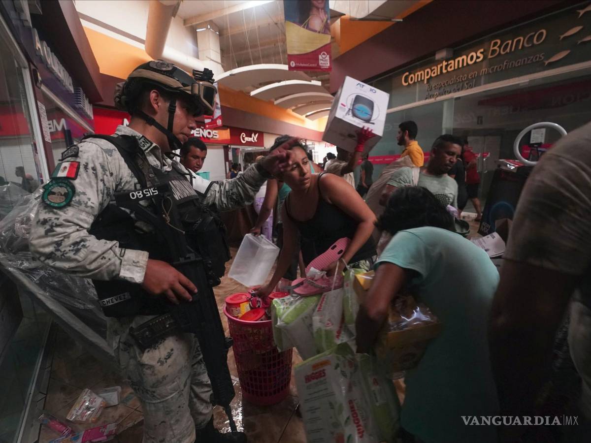 $!Un soldado de la Guardia Nacional mexicana intenta detener los saqueos en un centro comercial después de que el huracán Otis arrasara Acapulco, Guerrero.