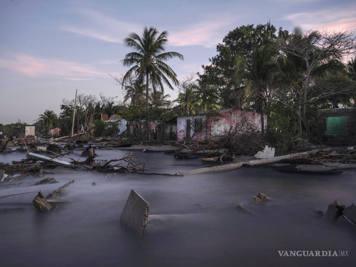 $!Restos de una casa derribada y árboles caídos llenan la costa de la comunidad pesquera de El Bosque, en el estado de Tabasco el 30 de noviembre de 2023.