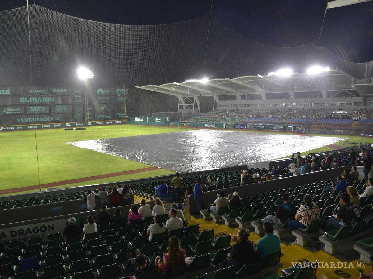 $!A pesar de la lluvia, los aficionados saltillenses se dieron cita en el “Madero”.