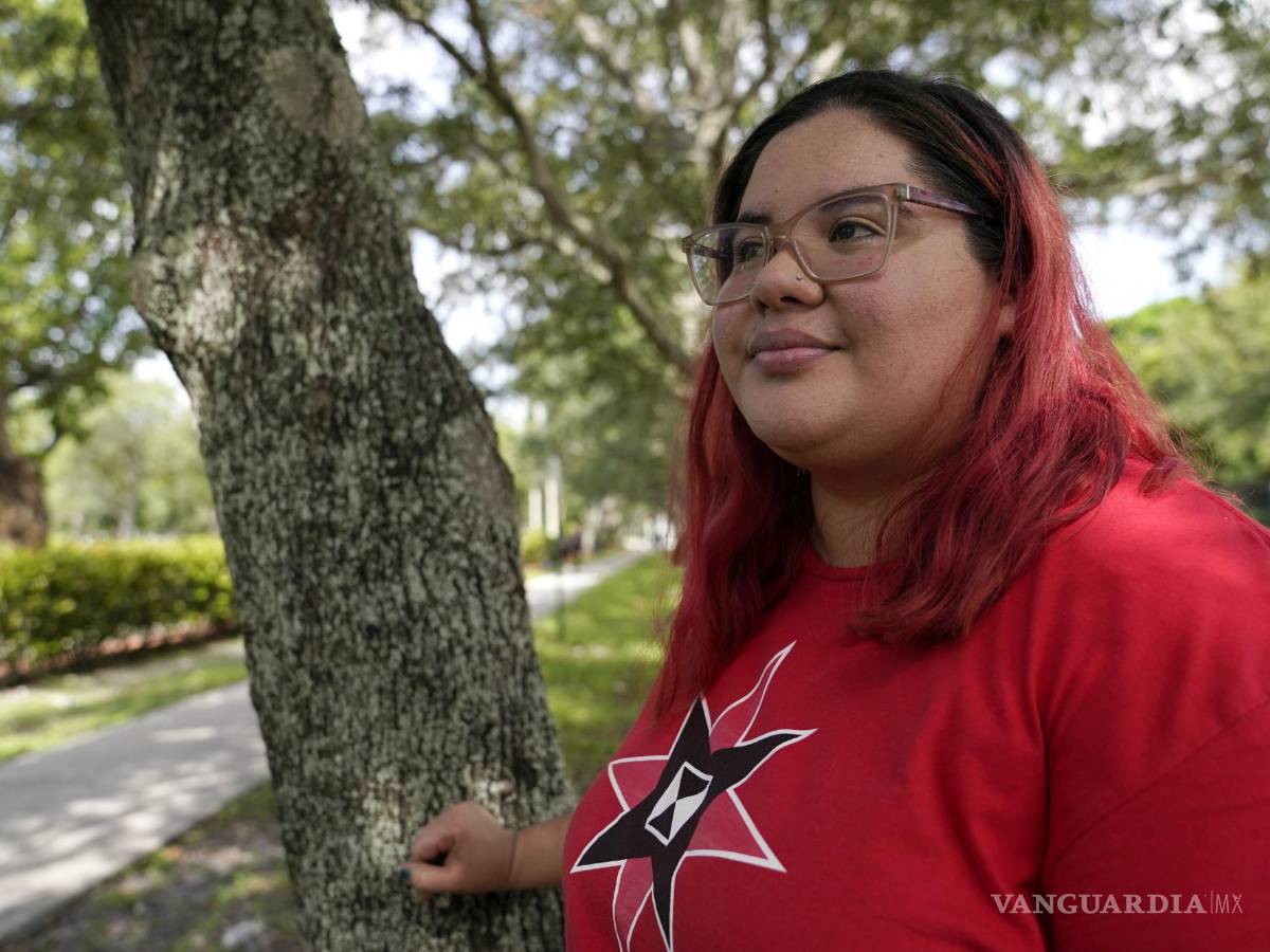 $!Cynthia Moreno, de 32 años, frente a las oficinas de la agencia de Inmigración y Control de Aduanas en Miramar, Florida.