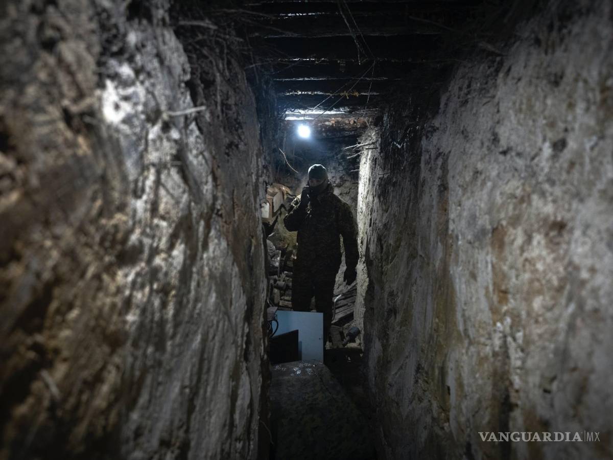 $!Un soldado ucraniano trabaja con un sistema de guerra electrónica para escuchar la charla rusa en un refugio en la línea del frente cerca de Bakhmut.