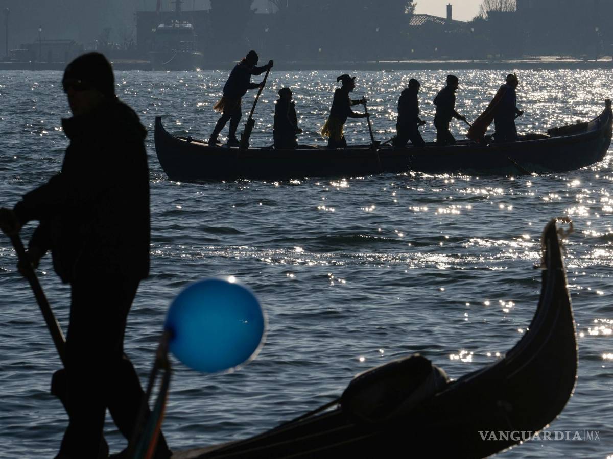 $!Embarcaciones participan en el tradicional desfile en góndola del Carnaval de Venecia, Italia, el 28 de enero de 2024.