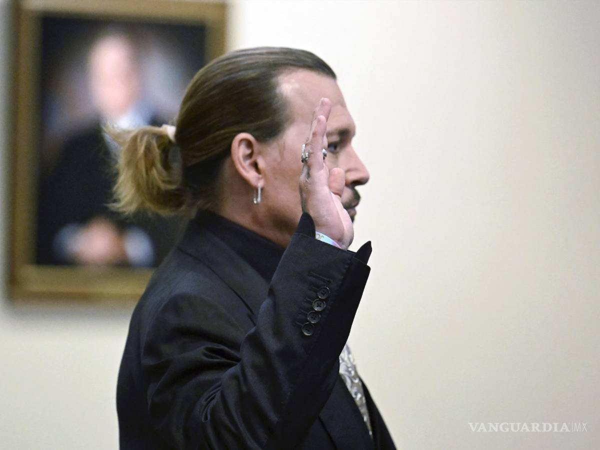 $!El actor Johnny Depp rinde juramento, antes de declarar a la corte.