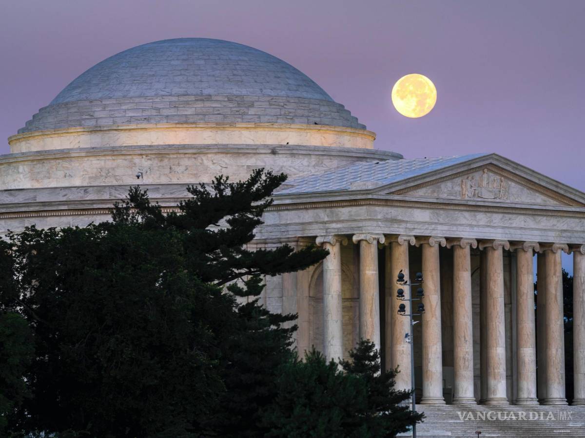 $!La luna llena se pone detrás del Jefferson Memorial en Washington al amanecer del jueves 14 de julio de 2022.