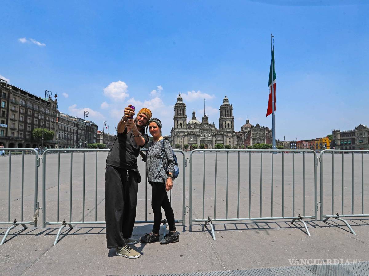 $!Coronavirus: El emblemático Zócalo de Ciudad de la CDMX luce desértico por el COVID-19