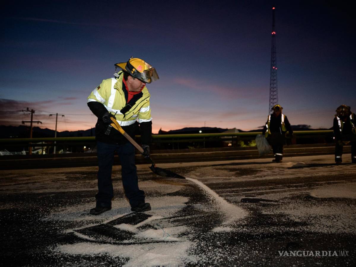 $!Desde temprana hora, elementos del cuerpo de bomberos esparcieron sal en los puentes, para garantizar el tránsito seguro.