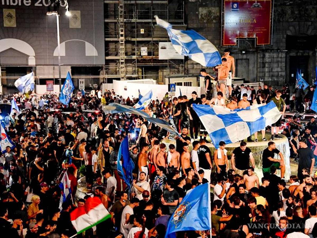 $!Nápoles olvida la sana distancia y llena sus calles tras ganar la Copa Italia (fotos)