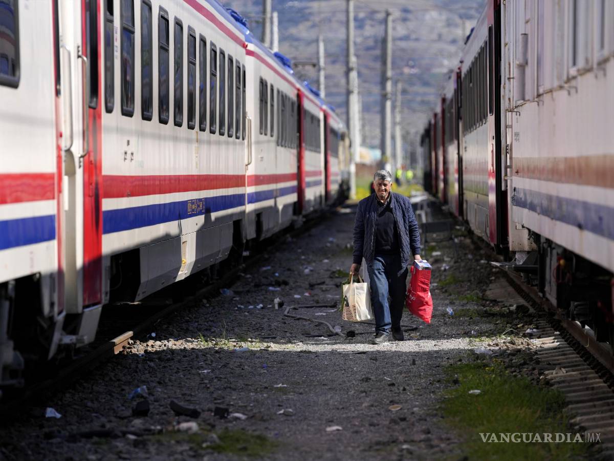 $!Un hombre camina entre vagones de trenes usados como refugios, en la ciudad de Alejandreta.