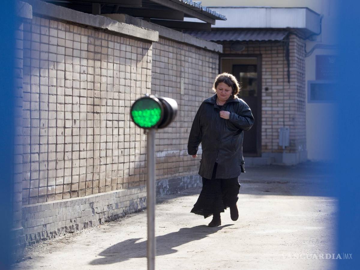 $!Oksana Sevastidi sale de la prisión de Lefortovo en Moscú, Rusia, el domingo 12 de marzo de 2017.
