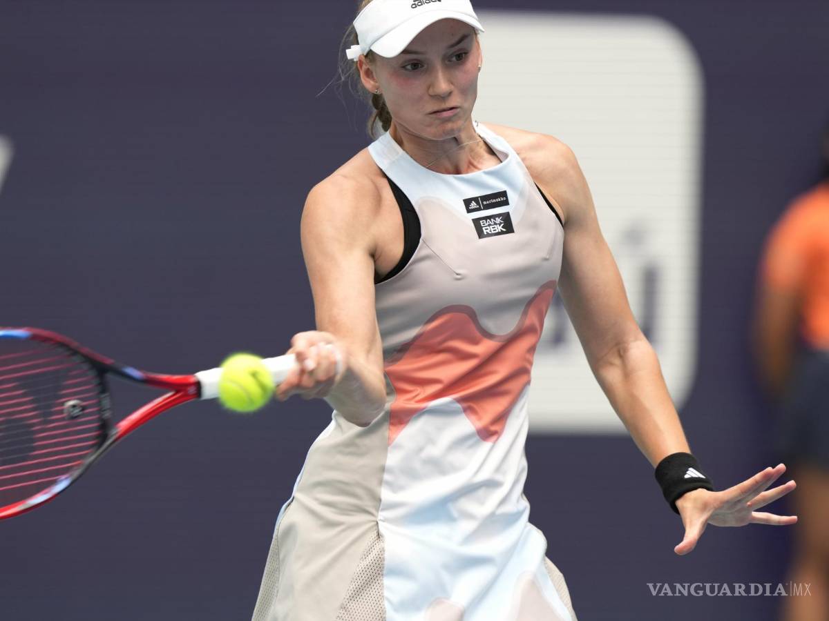 $!Elena Rybakina de Kazajistán regresa una bola en el duelo de cuartos de final del Abierto de Miami ante la italiana Martina Trevisan.