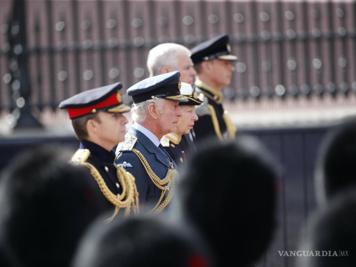 $!(2i-d) el rey Carlos III de Gran Bretaña acompañado por la princesa Ana, la princesa real; el príncipe Andrés, duque de York; y el príncipe Eduardo, conde de Wessex.