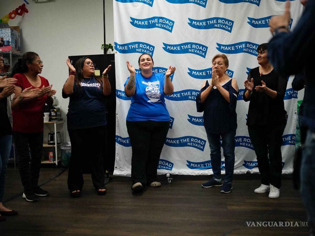 $!Erika Márquez (c) dirige una reunión en la organización sin ánimo de lucro Make the Road Nevada, donde trabaja como organizadora de inmigración y justicia.