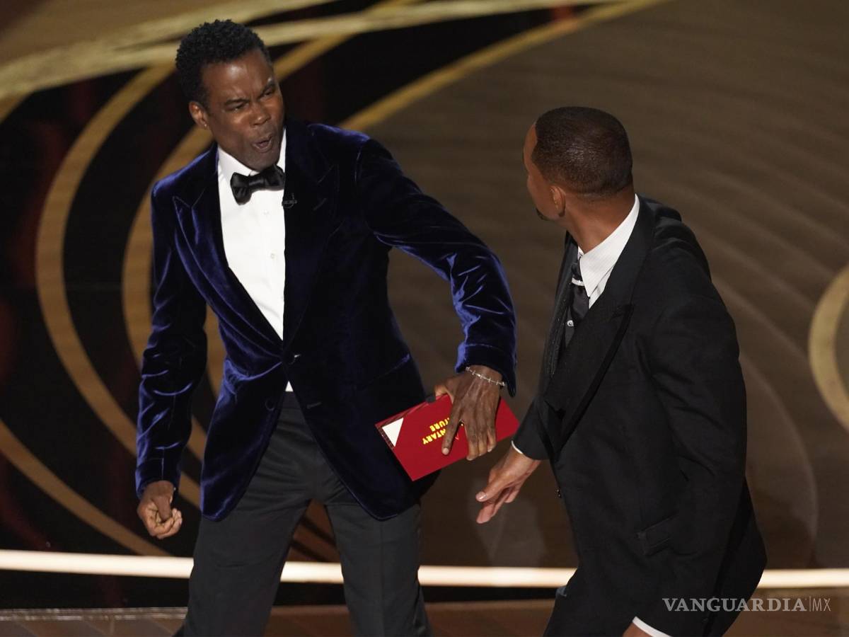$!El presentador Chris Rock reaccionó con sorpresa tras ser confrontado por Will Smith mientras presentaba el premio al Mejor Documental.