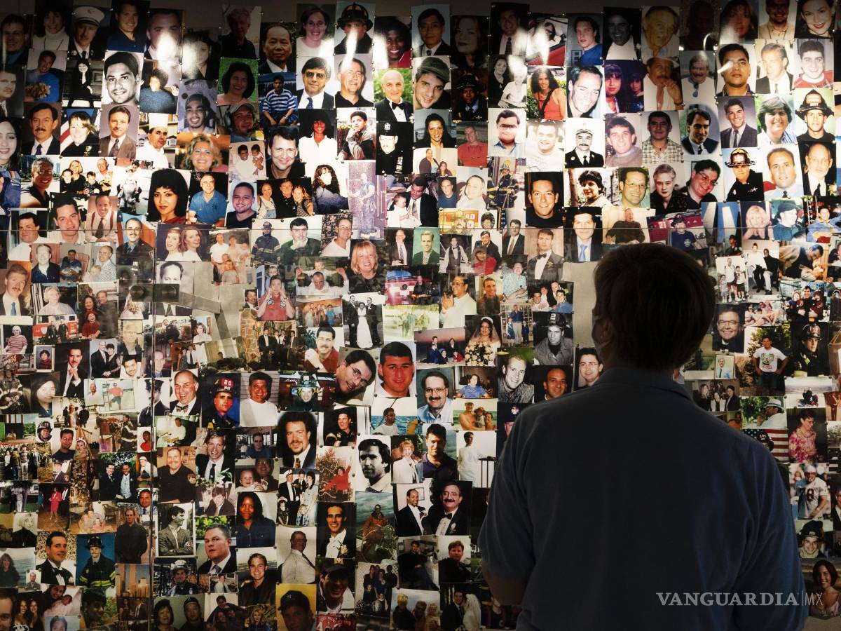 $!Désirée Bouchat, sobreviviente de los ataques del 11S en el World Trade Center, observa las fotografías de los fallecidos en la tragedia en el 9/11 Tribute Museum, el 6 de agosto de 2021, en Nueva York. Aunque el 11S fue una masacre, fue también una historia de supervivencia: casi 3.,000 personas perdieron la vida, pero se estima que al menos 33,000 fueron evacuadas del World Trade Center y del Pentágono. AP/Mark Lennihan