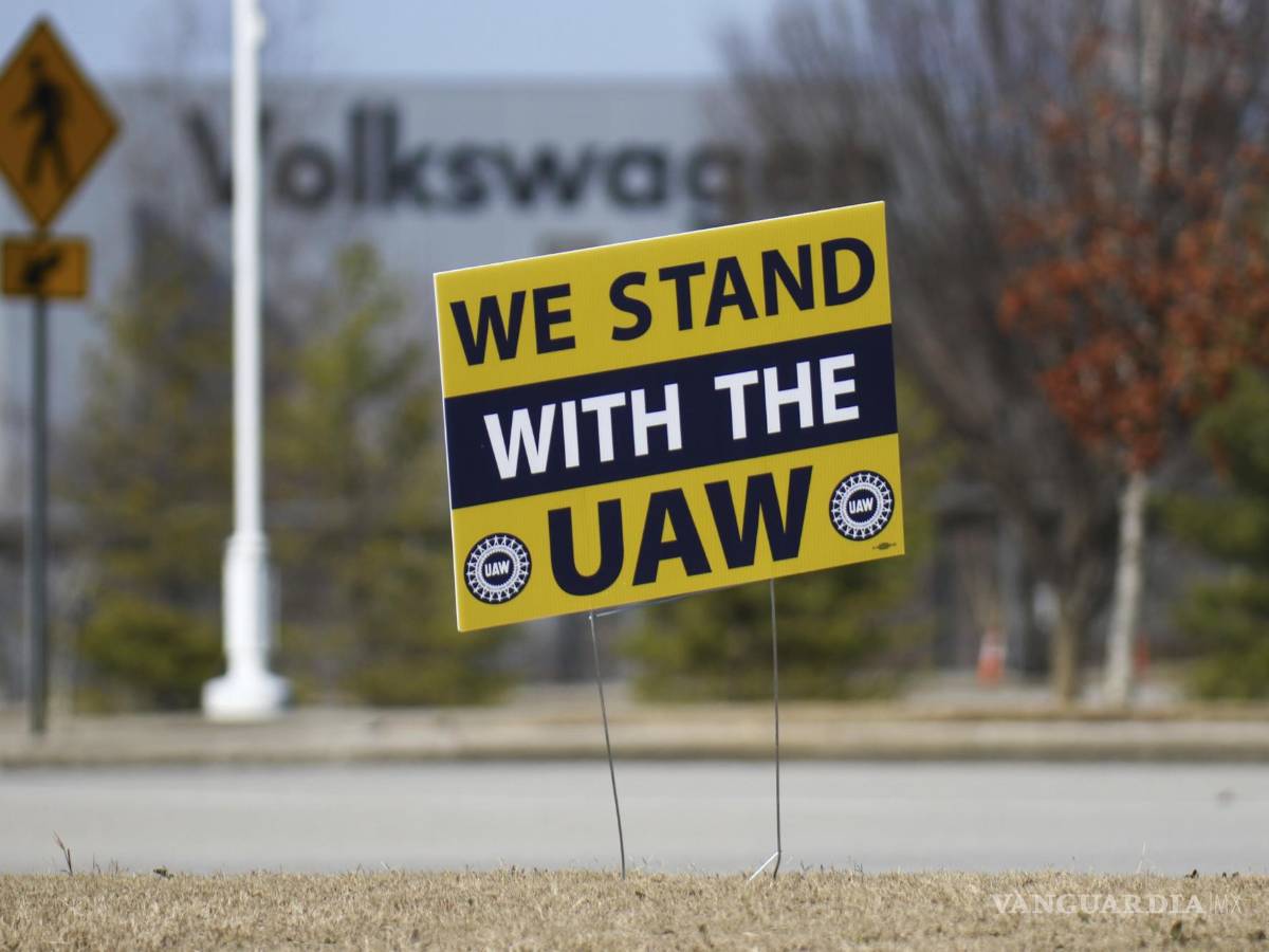 $!Un cartel que dice “Apoyamos a la UAW” está colocado afuera de la planta de Volkswagen en Chattanooga, Tennessee.