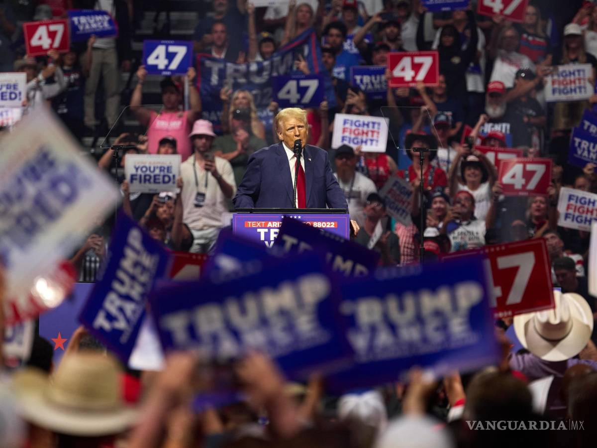 $!El candidato presidencial republicano Donald J. Trump habla en un mitin electoral en el Desert Diamond Arena en Glendale, Arizona