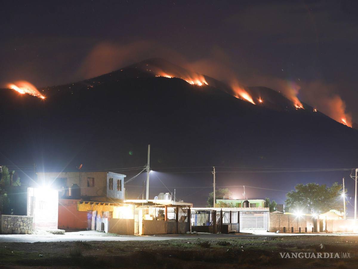 $!En las labores de control del fuego se han utilizado dos helicópteros del estado, que realizaron 42 descargas con líquido retardante.