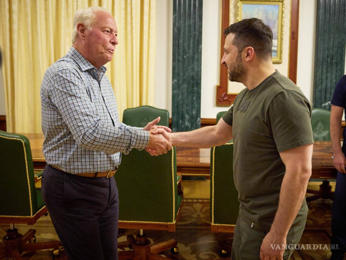 $!Dell Loy Hansen estrecha la mano del presidente de Ucrania, Volodímir Zelenski, en Kiev, Ucrania el 30 de junio de 2024.