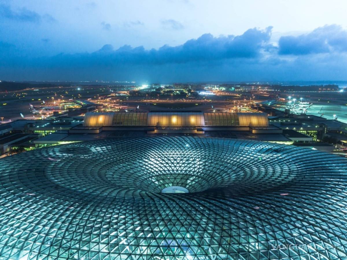 $!Aeropuerto Internacional de Changi en Singapur deja volar… la imaginación, tiene la cascada interior más alta del mundo