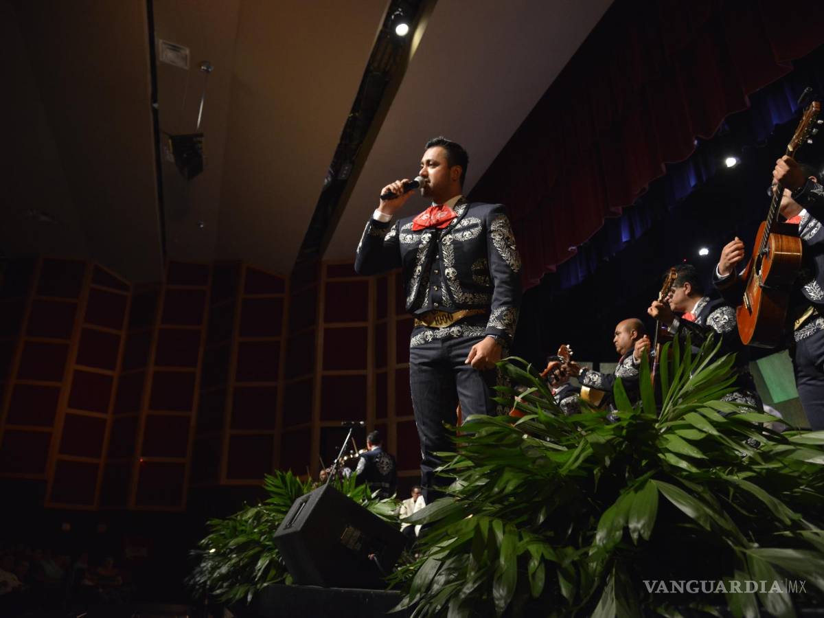 $!El Mariachi Gama 1000 también interpretó por su cuenta grandes joyas de la música mexicana.