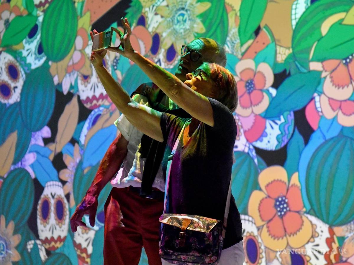 $!Visitantes ven obras de arte en vivo durante la inauguración de Frida Kahlo: The Life of an Icon, como parte del Festival de Sydney 2023, en Sydney, Australia.