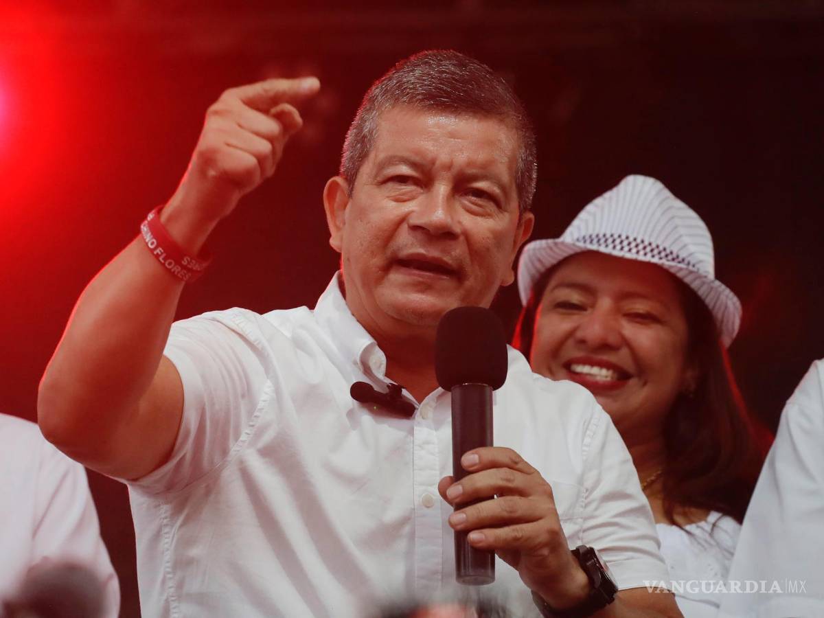 $!El candidato a la presidencia por Frente Farabundo Martí para la Liberación Nacional (FMLN) Manuel Flores, en el cierre de campaña en San Salvador.