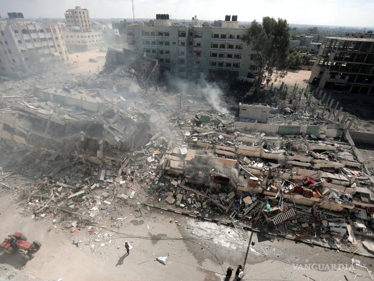 $!Vista de edificios destruidos tras ataques aéreos israelíes en Ciudad de Gaza, el jueves 19 de octubre de 2023.
