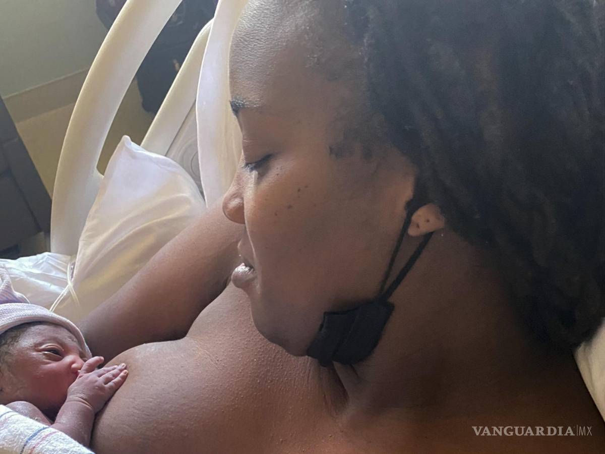 $!Una mujer amamantando a su hija recién nacida, Zuri, en Filadelfia. Cuando Covin, quien fue diagnosticada con VIH hace una década, quedó embarazada de su hija.