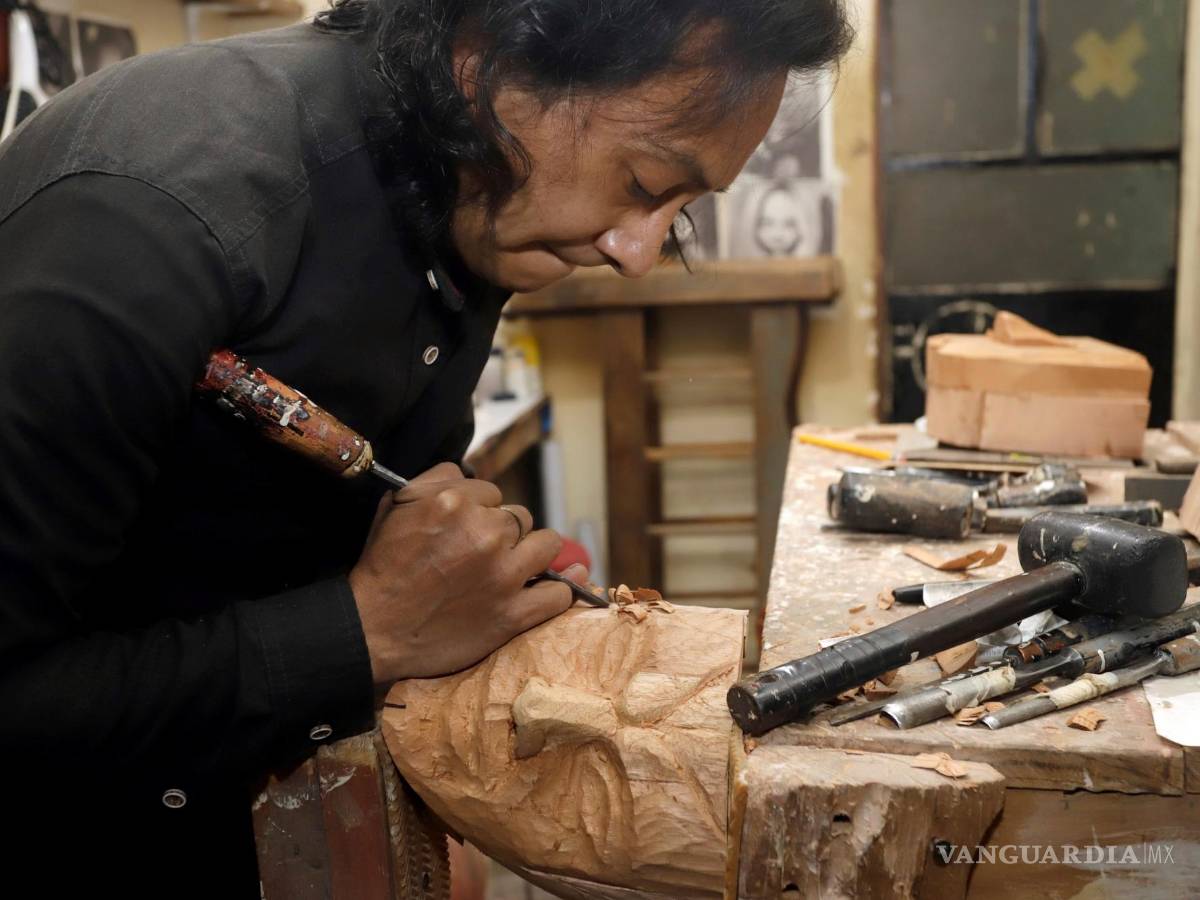 $!ACOMMPAÑA CRÓNICA: MÉXICO CARNAVAL MEX5401. PUEBLA (MÉXICO), 20/02/2022.- Fotografía del 16 de febrero de 2022 que muestra al escultor Adrián Becerra mientras trabaja en su taller de máscaras talladas en madera artesanal, en la ciudad de Puebla (México). Adrián Becerra es un artesano que lleva décadas creando máscaras de madera que son utilizadas este febrero en los carnavales de los huehues del estado mexicano de Puebla, una tradición centenaria que reivindica el sincretismo indígena y español. EFE/ Hilda Ríos