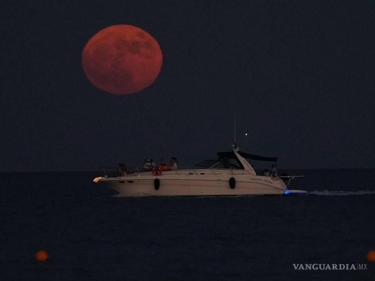 $!La luna llena se eleva sobre un barco en la ciudad mediterránea de Larnaca, en el sureste de Chipre, el 13 de julio de 2022.