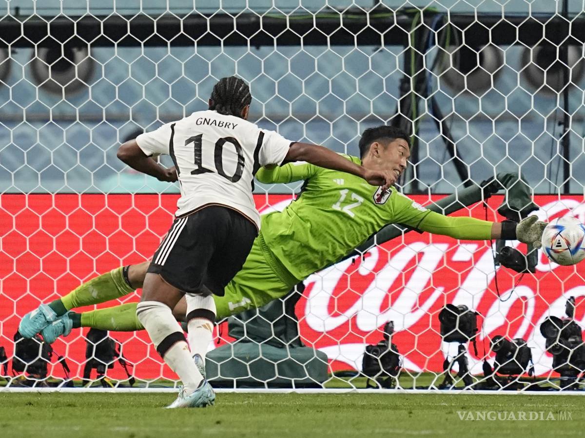 $!Shuichi Gonda ataja un disparo del alemán Serge Gnabry.