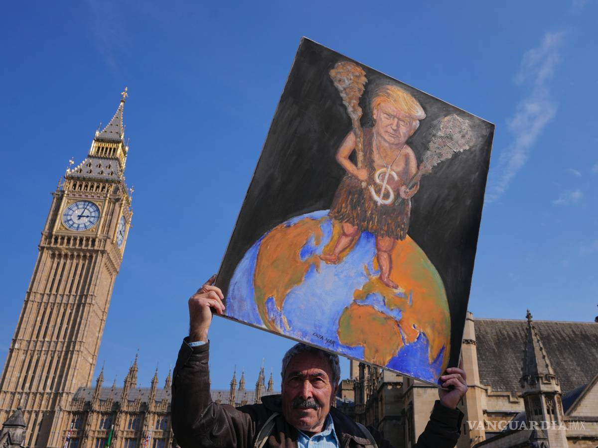 $!El artista Kaya Mar con su pintura crítica del presidente estadounidense Donald Trump en Westminster, Londres.