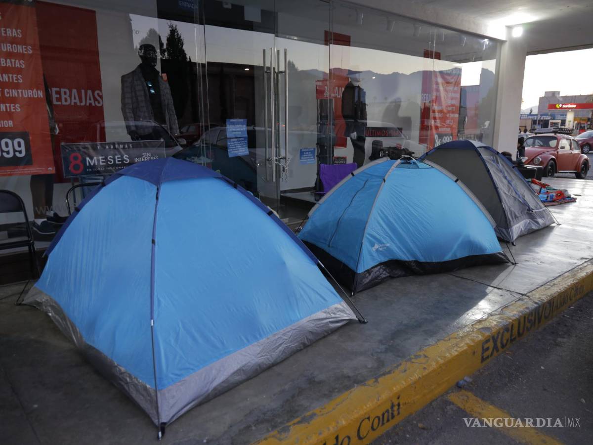 $!Trasnochan fanáticos de San Benito, algunos tienen éxito... otros no