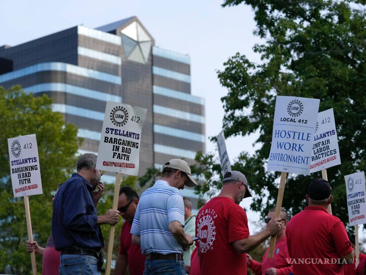 $!El UAW decidió su huelga contra las principales automotrices, afectando a 38 centros de distribución de repuestos de General Motors y Stellantis en 20 estados.
