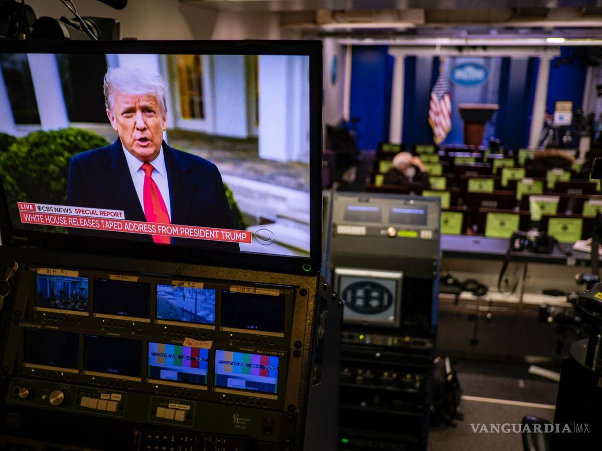$!Mensaje del presidente Donald Trump en un monitor en la sala de prensa de la Casa Blanca mientras se dirige a las acciones en el edificio del Capitolio.