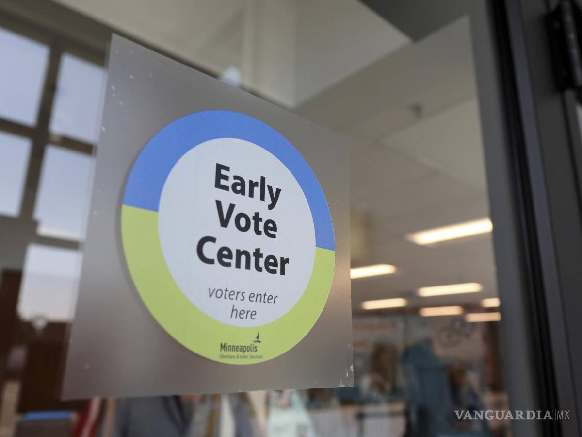 $!Un letrero da la bienvenida a los votantes en la puerta del centro de votación temprana de la Ciudad de Minneapolis