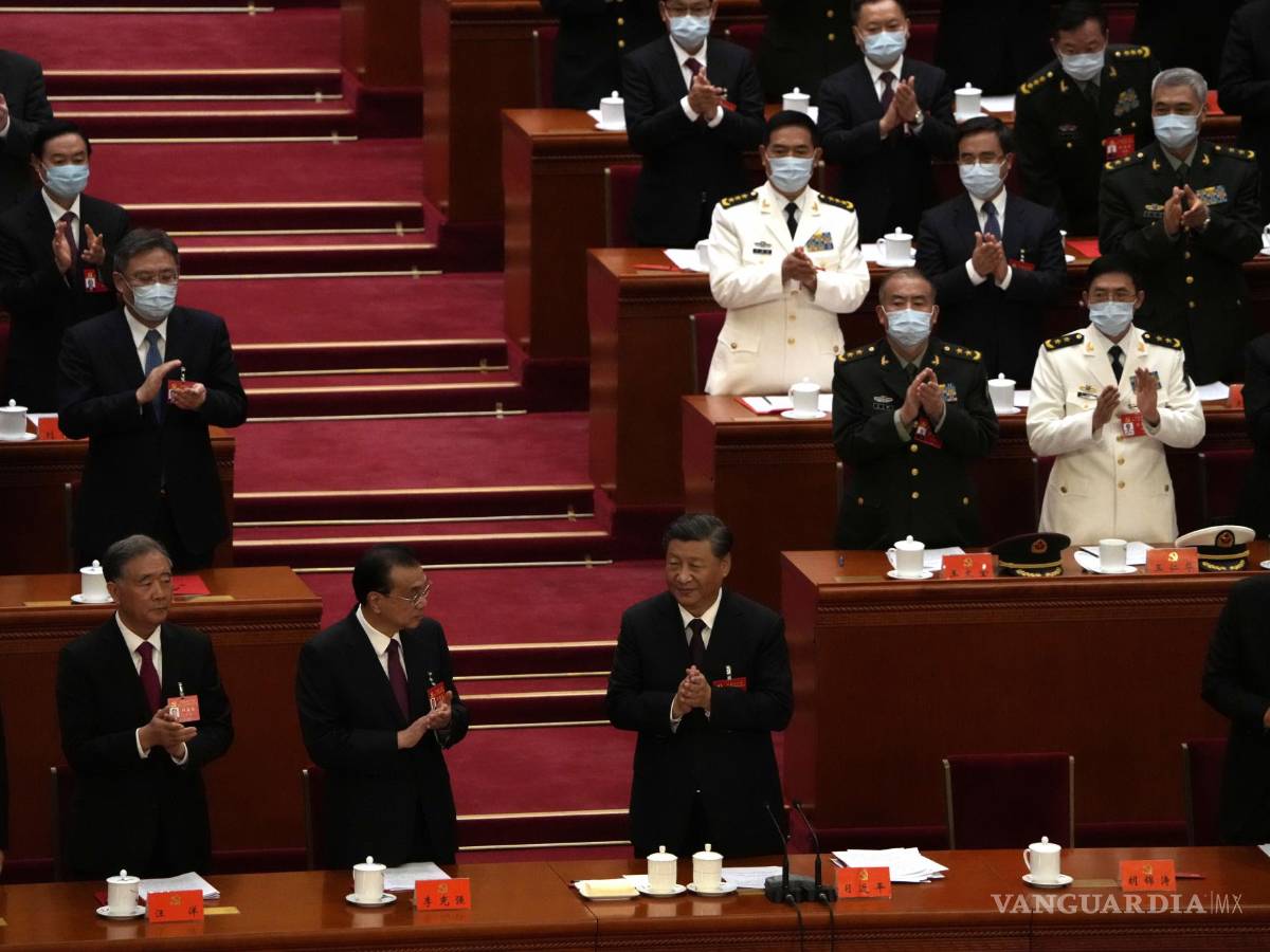 $!El presidente chino, Xi Jinping (c) y otros delegados aplauden en la ceremonia de clausura del XX Congreso Nacional del gobernante Partido Comunista de China.