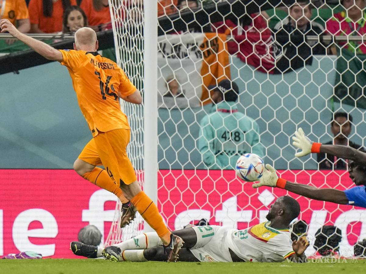$!Davy Klaassen anotando frente a Senegal.