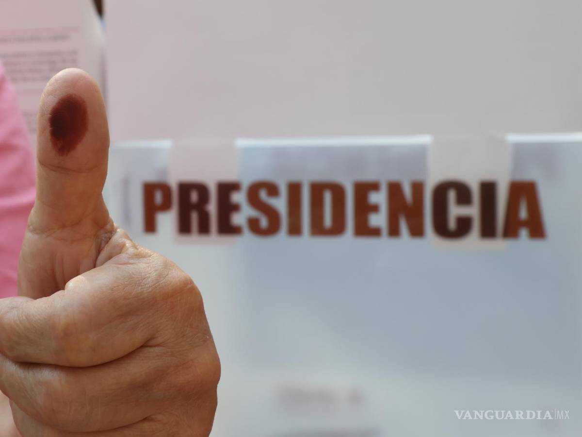 $!Un votante muestra su pulgar marcado con tinta tras votar en las elecciones generales mexicanas este domingo, en un colegio electoral en la Ciudad de México.