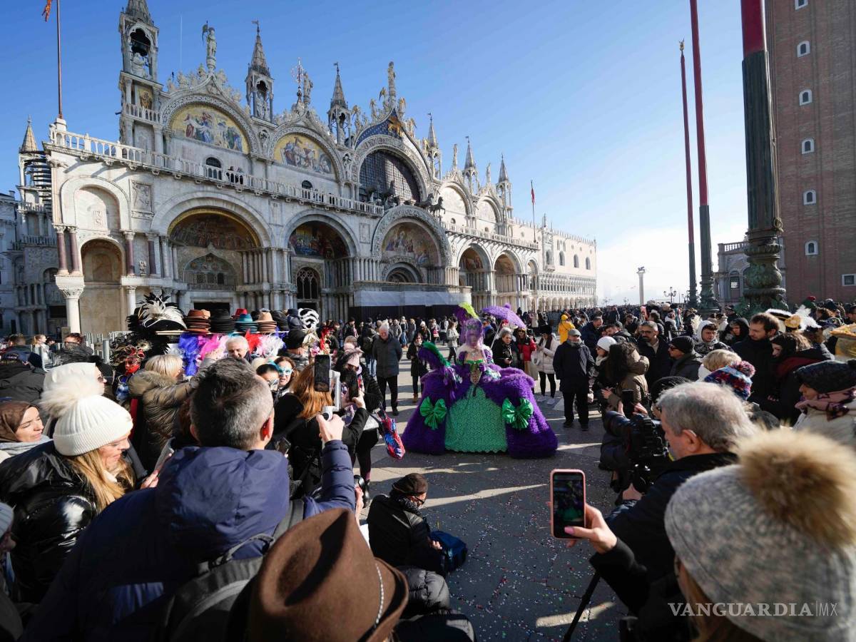 $!Una mujer ataviada con una máscara posa delante de la iglesia de San Marcos durante el Carnaval, en Venecia, Italia, el 28 de enero de 2024.