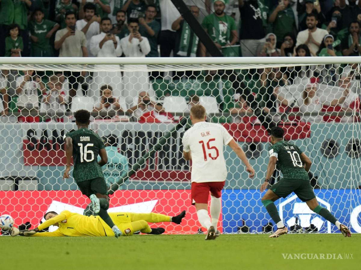 $!Atajada del arquero Wojciech Szczesny, para mantener la ventaja de los europeos.