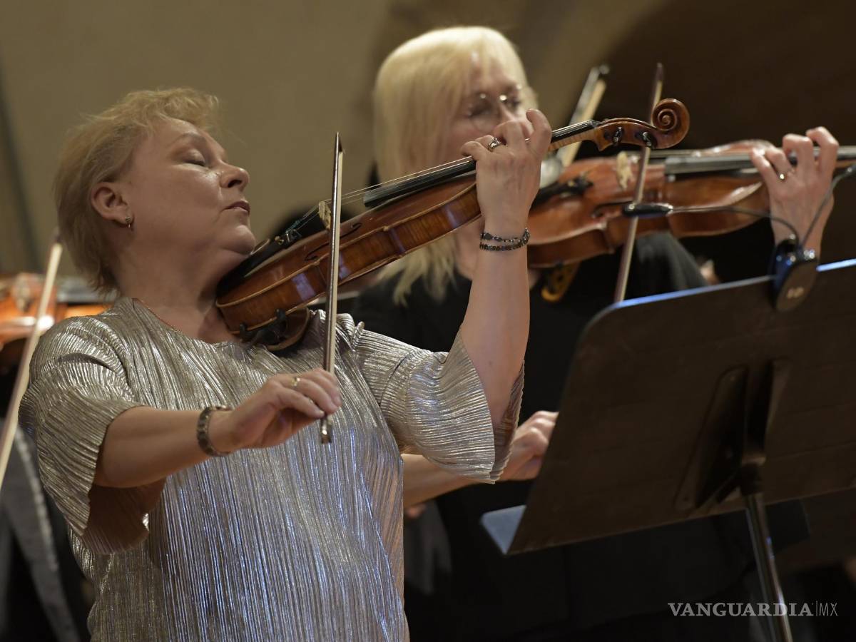 $!Riazanova se sumó al conjunto para interpretar la Pequeña Seranata Nocturna de Mozart.