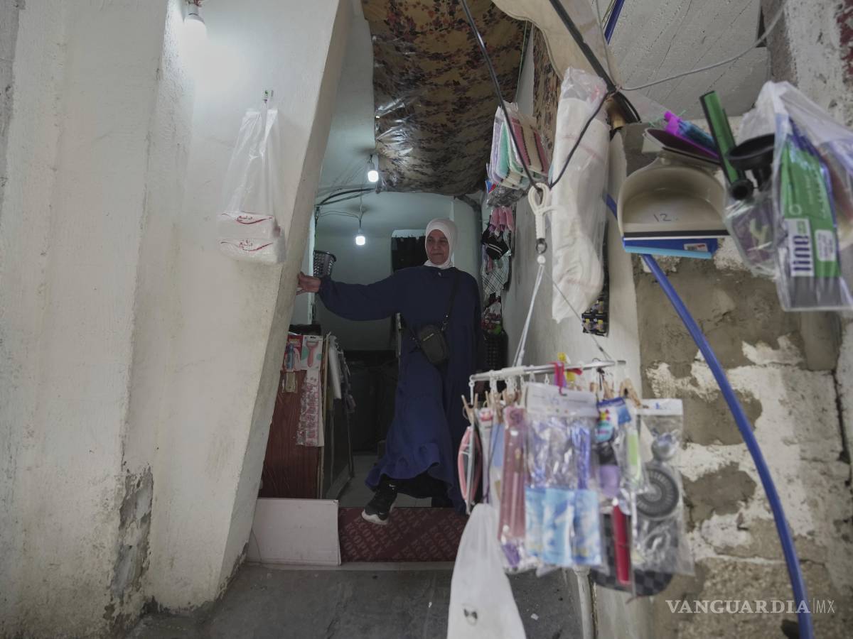 $!Ibtisam Salem, una refugiada palestina de 51 años madre soltera, en la entrada de su casa en el campo de refugiados de Mar Elias, en Beirut, Líbano.