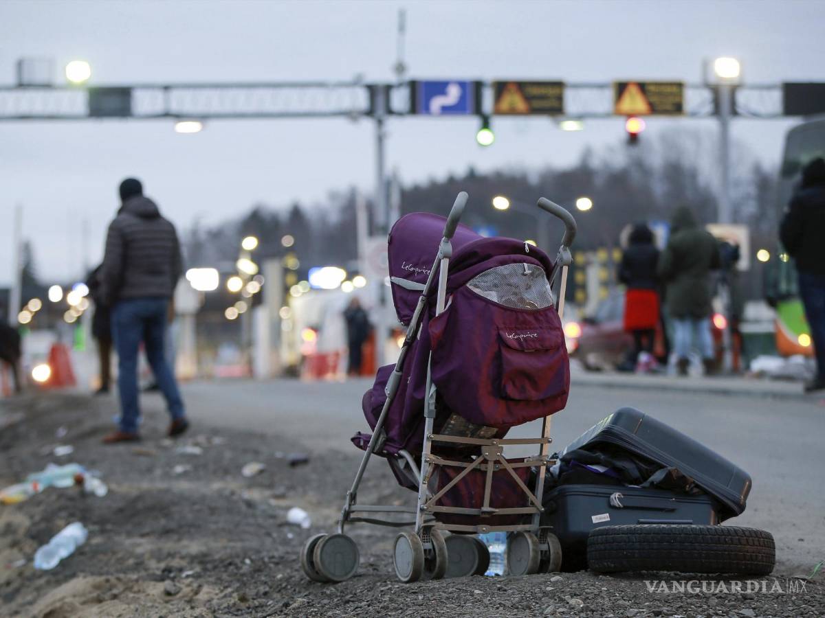 $!Una maleta y un carrito de bebé yacen abandonados junto a la carretera mientras refugiados ucranianos huyen de la invasión rusa. AP/Visar Kryeziu