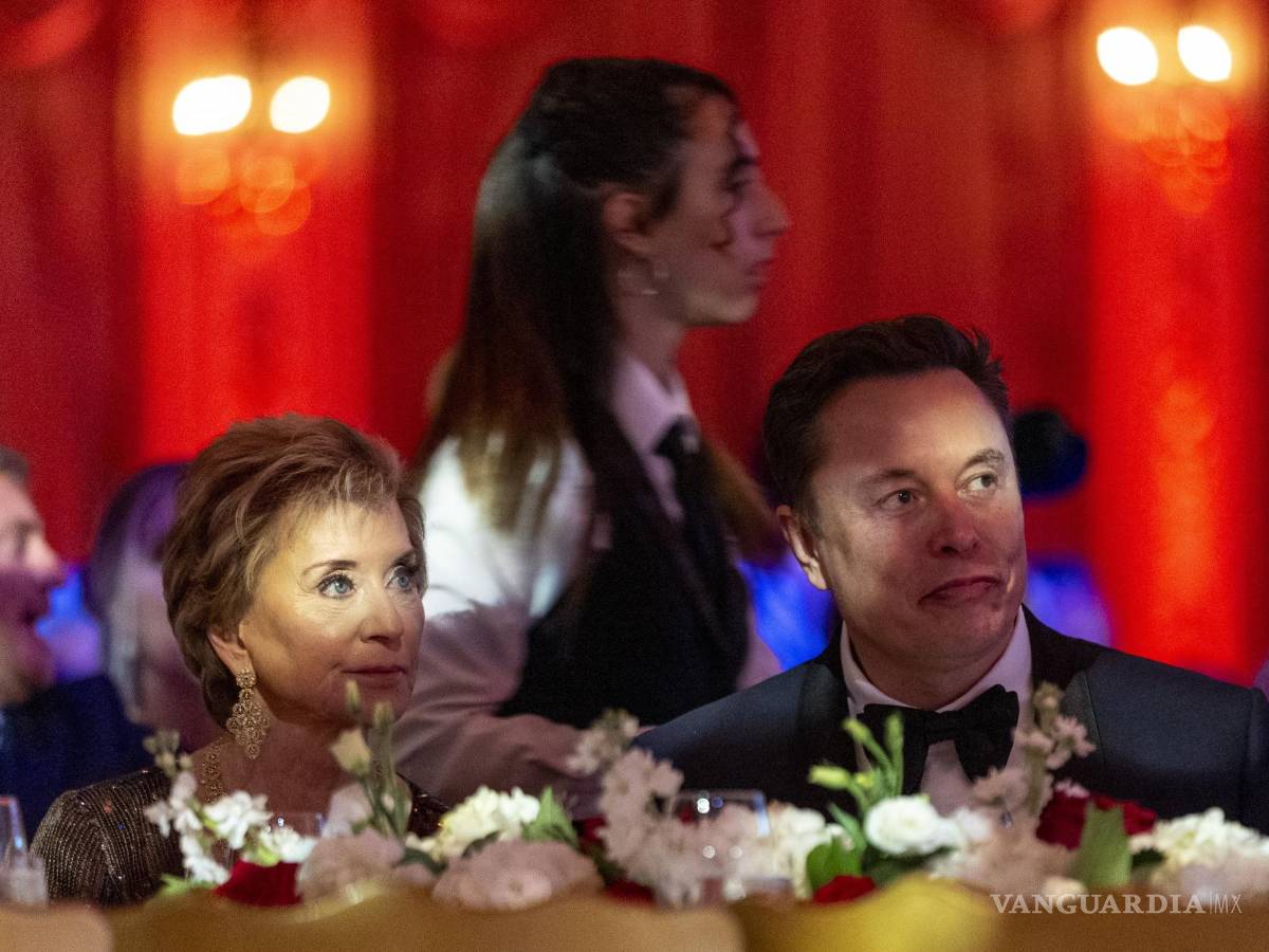 $!Linda McMahon y Elon Musk escuchan al presidente electo Donald Trump durante una gala del America First Policy Institute en su casa de Mar-a-Lago.